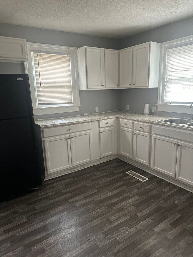 Building Photo - Spacious 3 bedroom 1 bath home