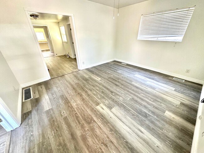 Building Photo - Cozy Price Rental