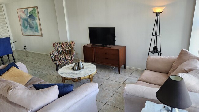 Building Photo - 405 N Ocean Blvd