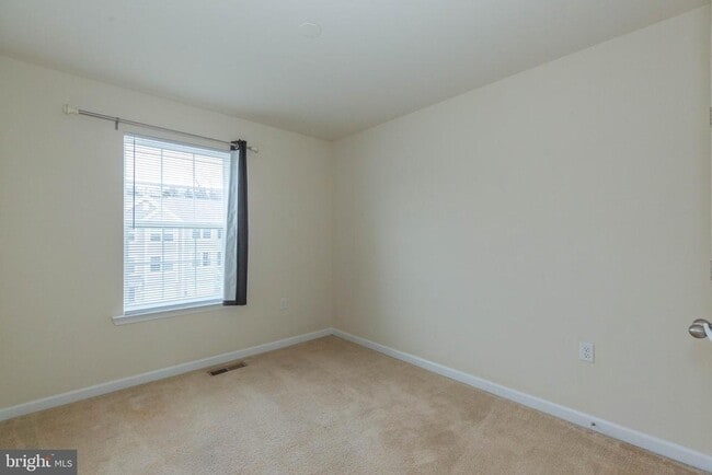 Building Photo - 440 Rumbling Rock Rd