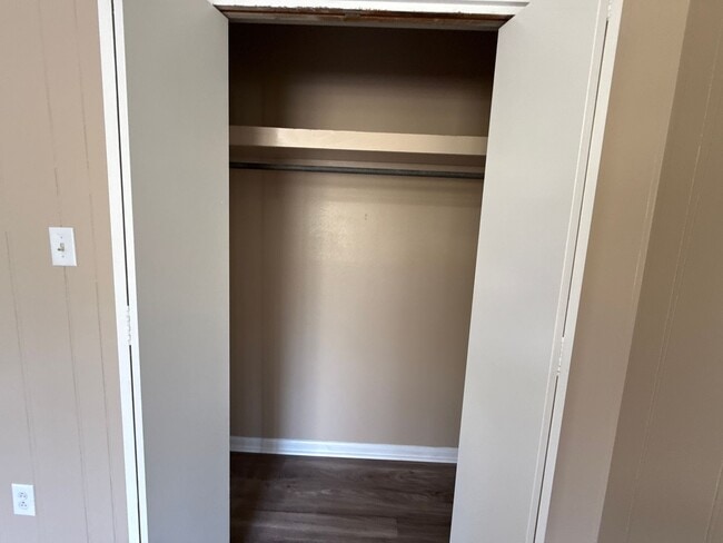 Building Photo - Country and City Side Home