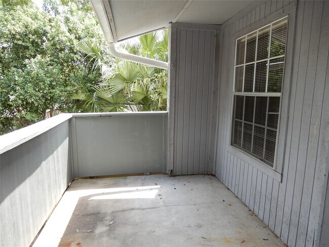 Building Photo - 9797 Leawood Blvd