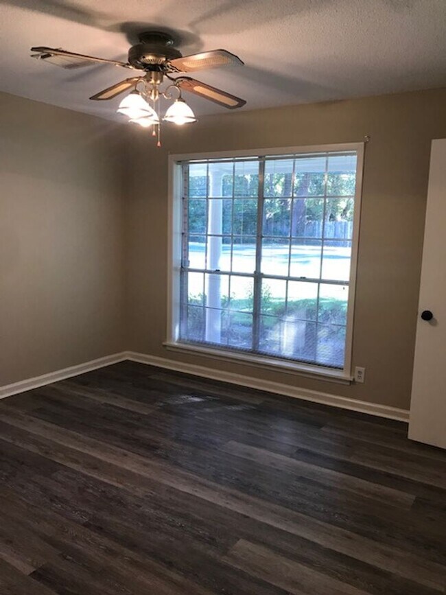 Building Photo - 3 bed 2 Bath Brick Home off Park Avenue!