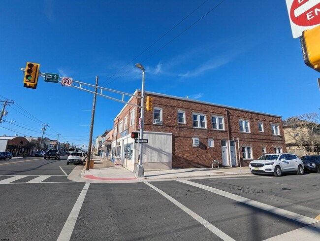 Building Photo - 2 N Portland Ave
