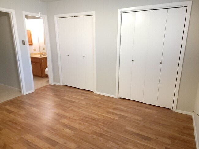 Building Photo - 1104-1106 Suburban Drive