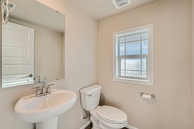 Building Photo - Stunning design and spacious floor plan nestled in the amazing Tahoma Ridge neighborhood.