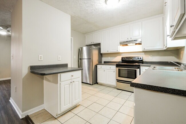 Building Photo - 3296 Goldenchain Dr