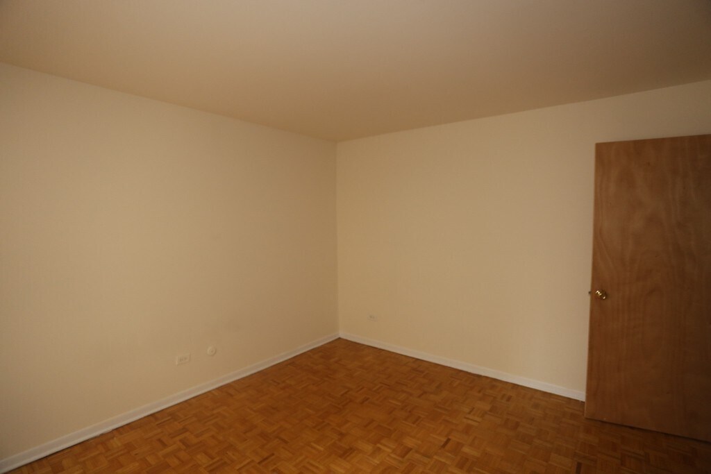 Building Photo - 513 W Briar Pl