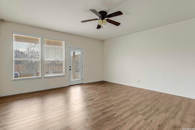 Building Photo - 322 Walnut Crest