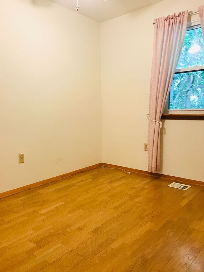Building Photo - Beautiful 3-Bed/2.5-Bath Townhome in Aston...