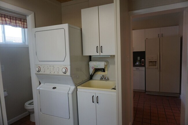 Building Photo - Beautiful 3 Bedroom House Behind Midtown