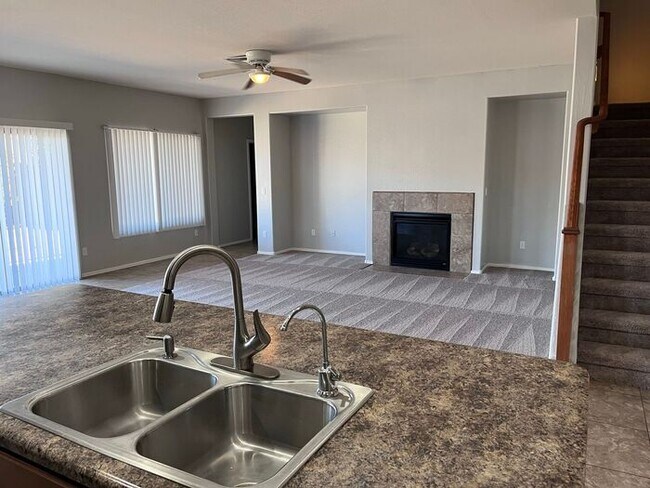 Building Photo - 5 bed 3 bath 3 car garage in San Tan Valley