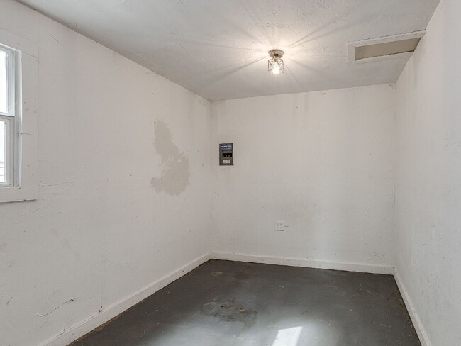 Building Photo - Beautifully Updated Bungalow!