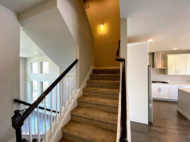 Building Photo - 5447 Valentia St