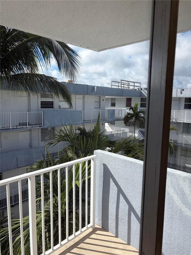 Building Photo - 1801 S Treasure Dr