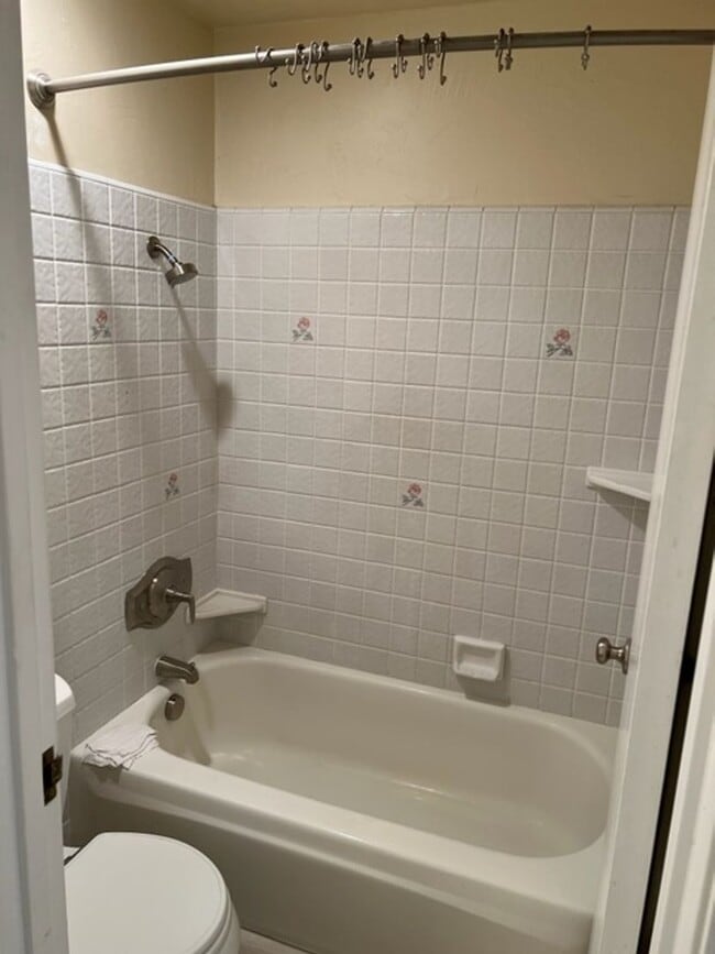 Building Photo - Great One Bedroom Condo Golden Oaks Monterey
