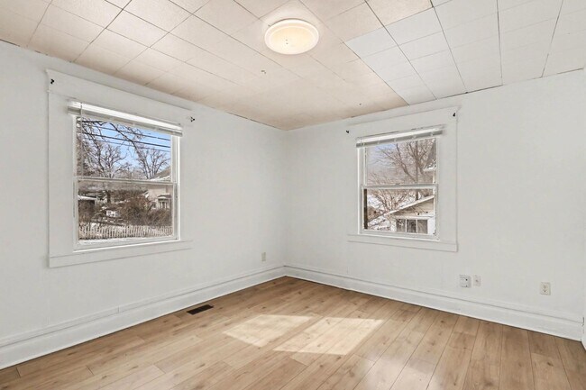 Building Photo - 811 Larned St