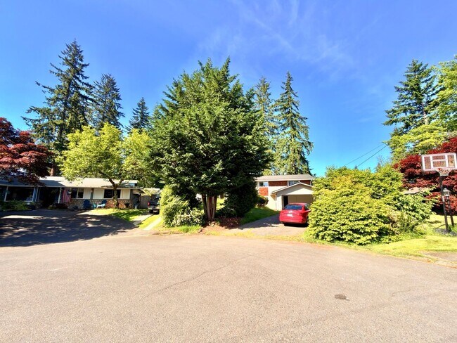 Building Photo - Spacious 4BD/3BA Bellevue Home with Private Backyard & Garage