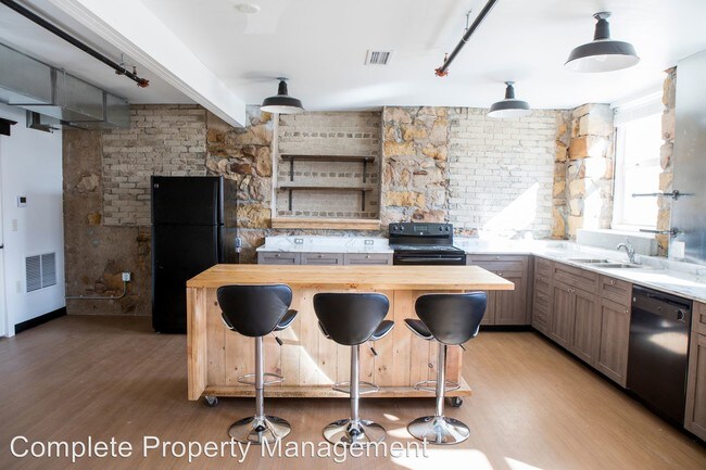 Building Photo - 925 Dilger Ave