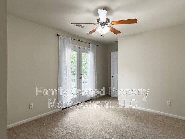 Building Photo - 8753 Red Oak Dr