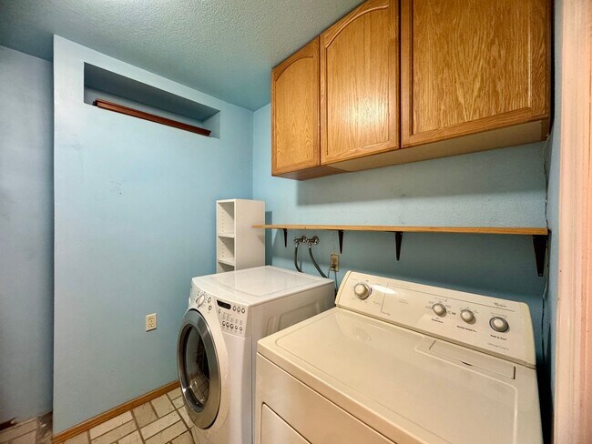 Building Photo - 2555 Westridge Dr
