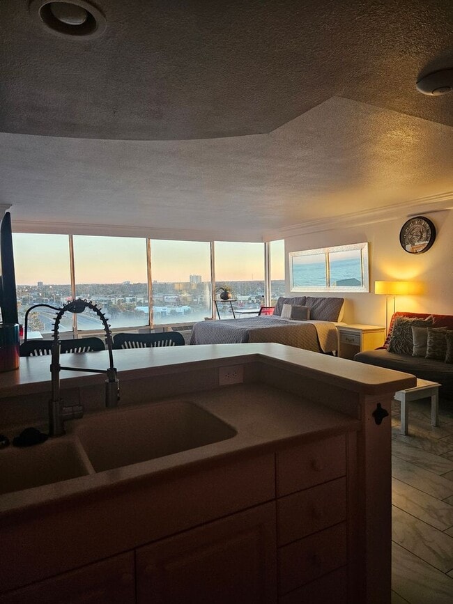 Building Photo - 1 BEDROOM 1 BATH CONDO