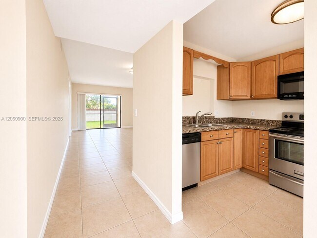 Building Photo - 6585 Somerset Dr