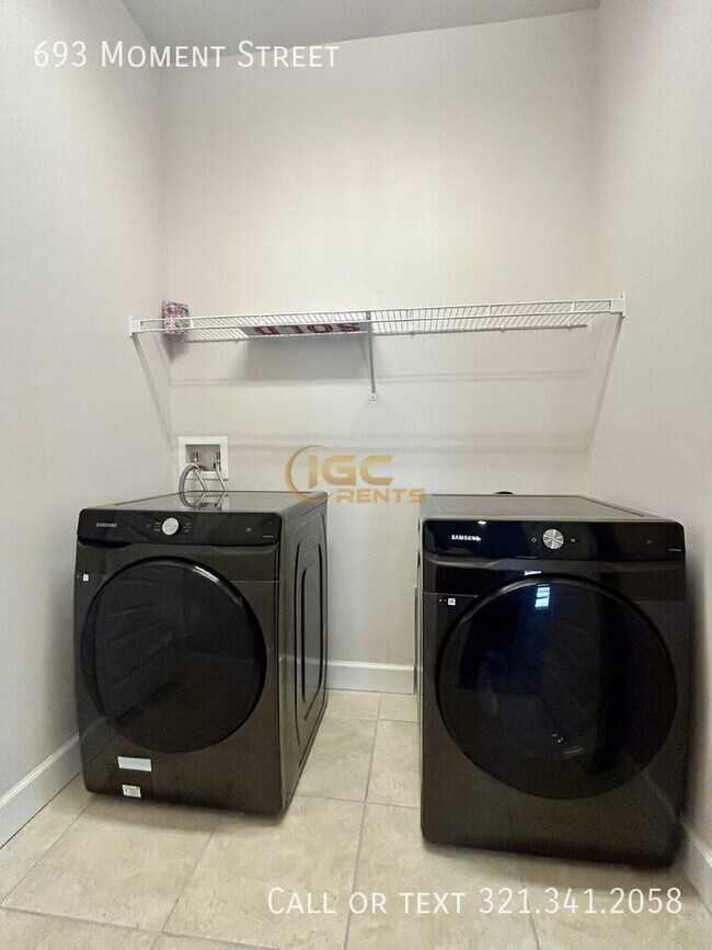 Building Photo - 693 Moment St