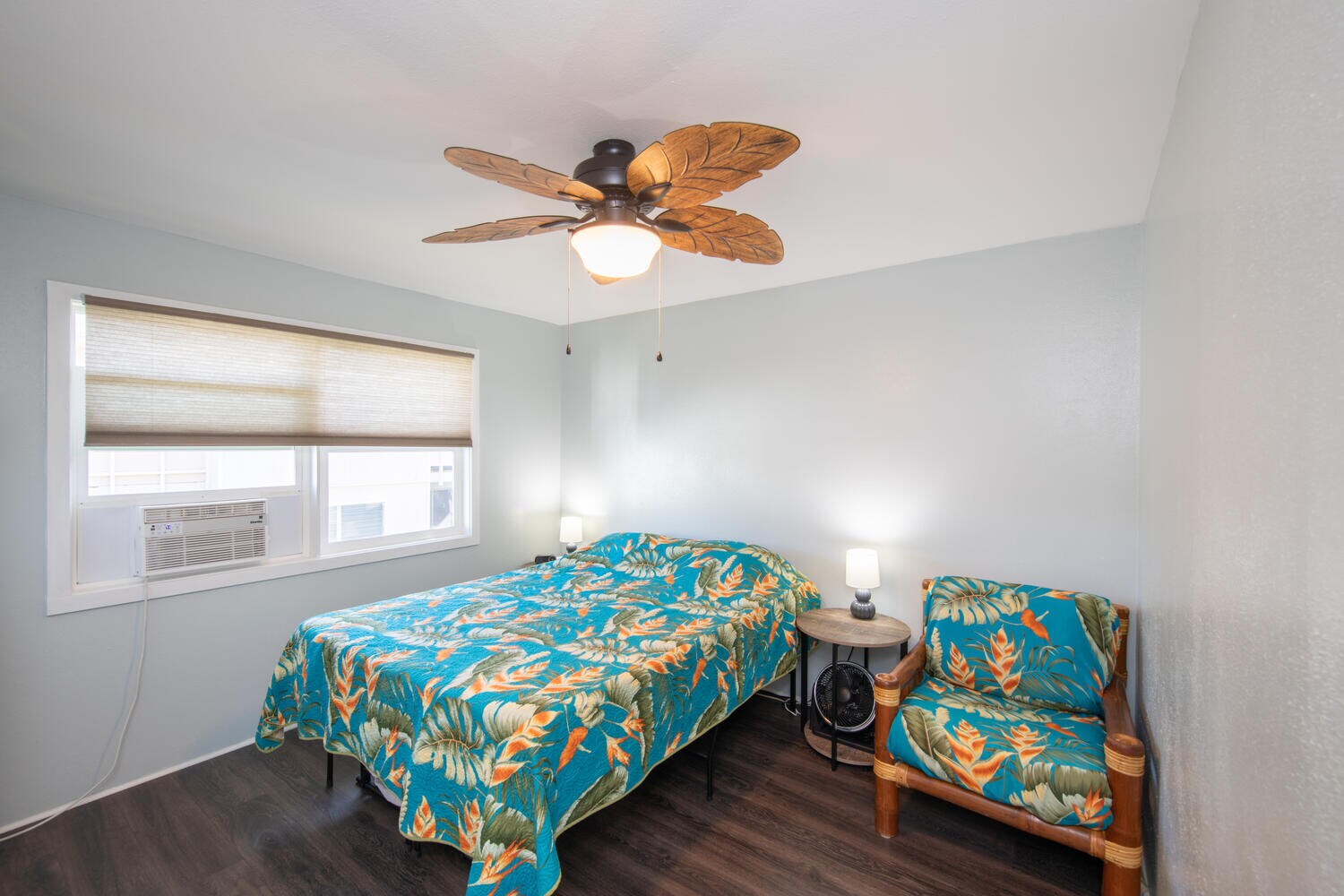 bedroom with queen bed and chair - 74-5618 Palani Rd