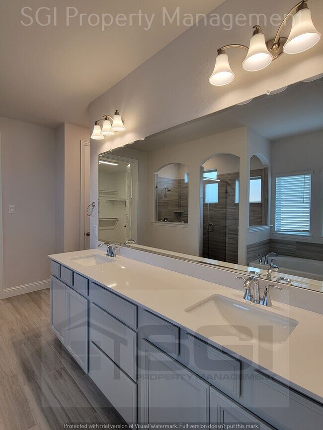 Building Photo - Incredible Brand New 6 Bedroom!!