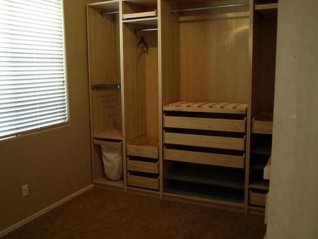 Building Photo - 3226 W Leisure Ln