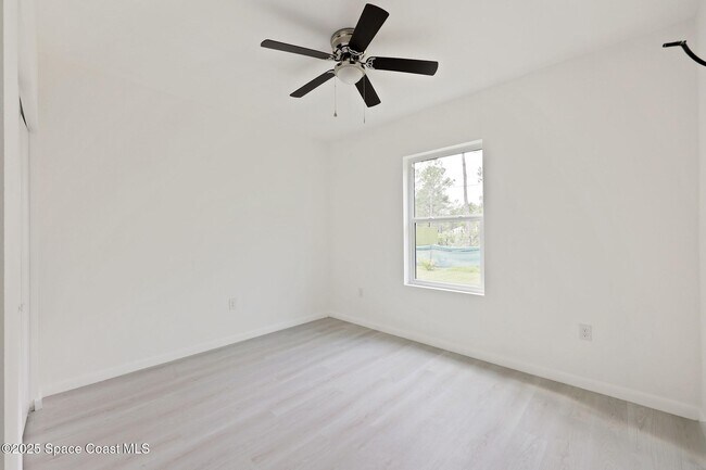 Building Photo - 746 Harriet Ave SW