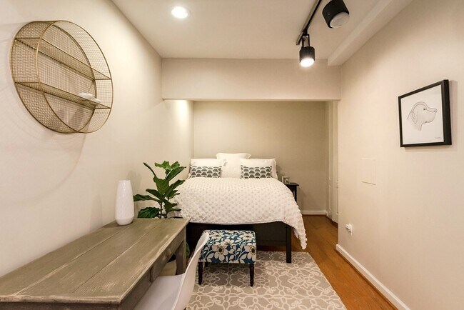 Building Photo - 390 Riverway