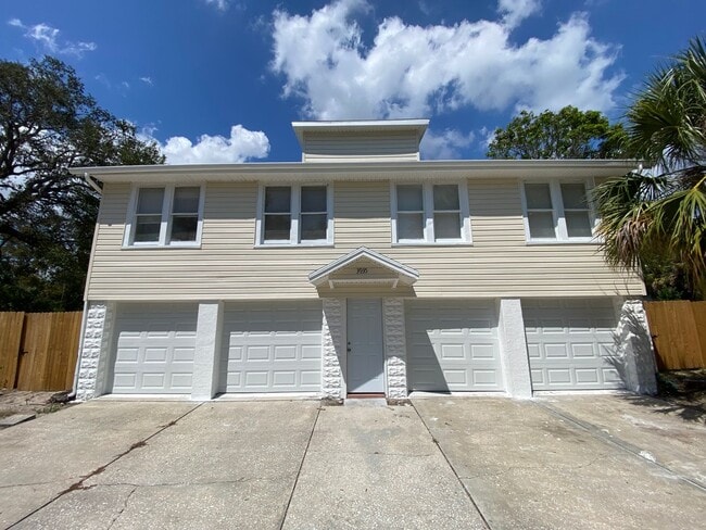 Building Photo - 18th Ave S Triplex