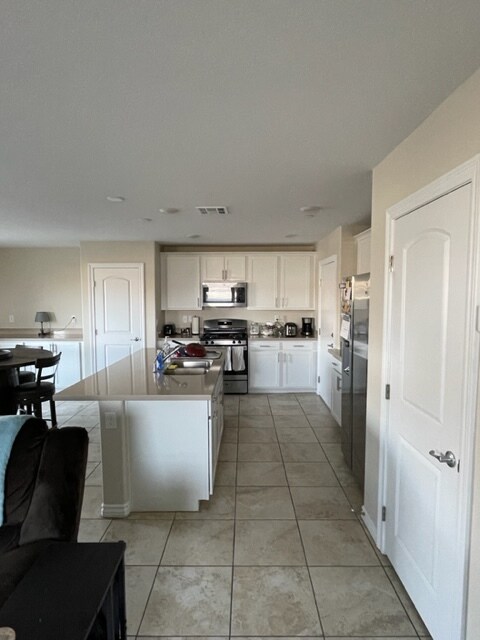 Kitchen w/center island - 365 Rosefinch St