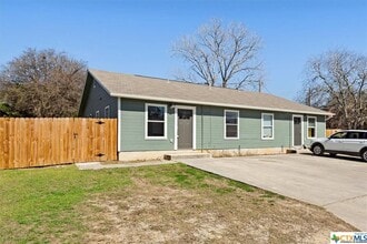 Building Photo - 3 Bedroom Duplex with fenced private yard!