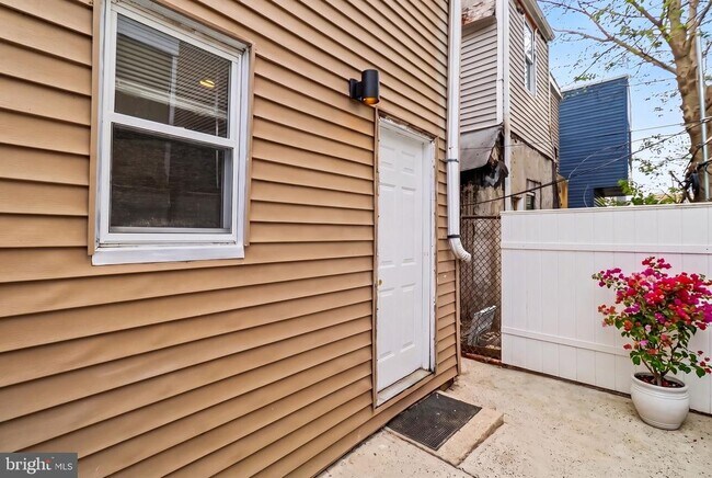 Building Photo - 2238 Oakford St