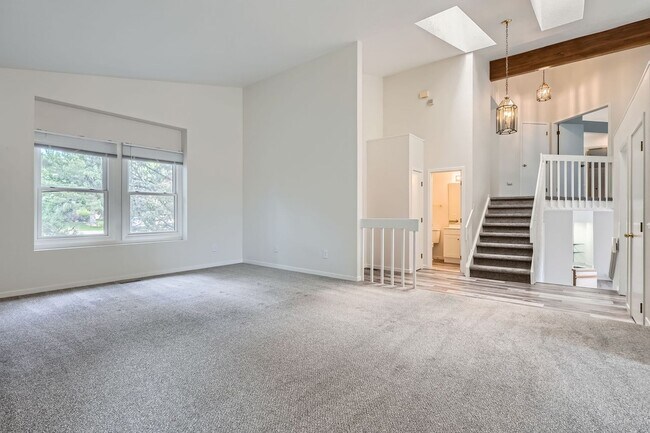 Building Photo - 5 bed 3.5 bath Plum Creek home