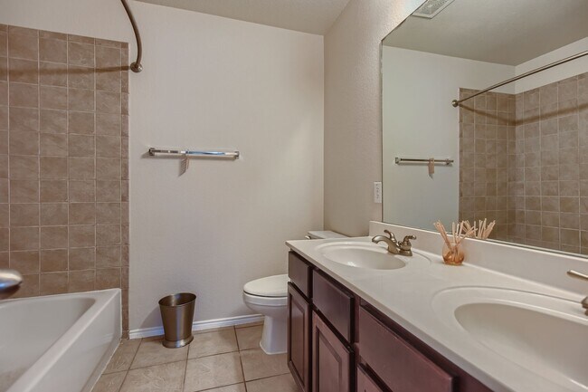 Building Photo - Large Home with Gorgeous Pool & Sunroom!!!