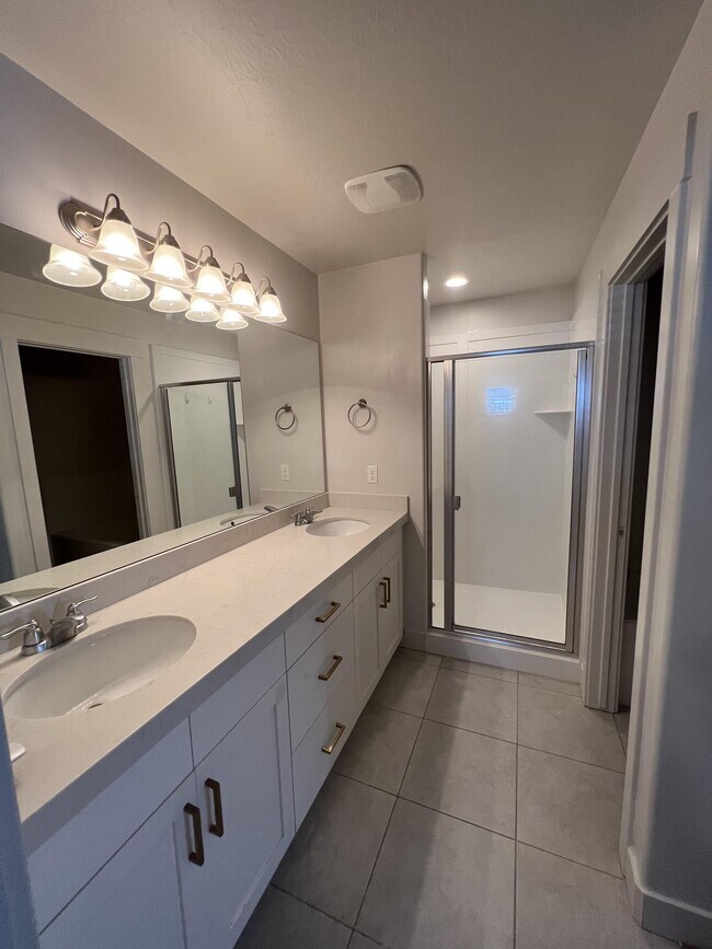 Building Photo - 822 E 380 S