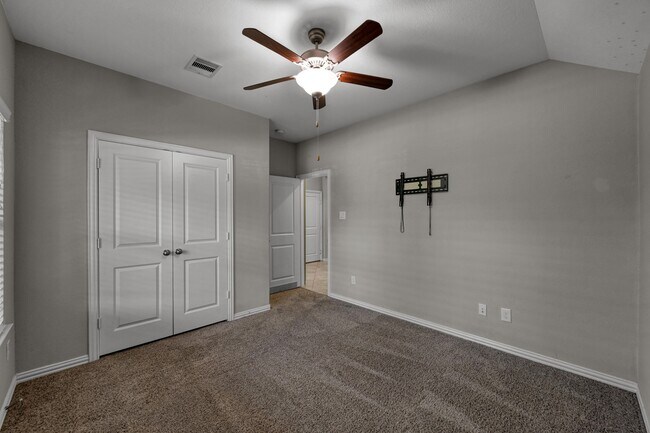 Building Photo - 122 S Bearkat Ct