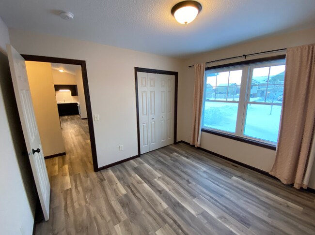 Building Photo - 906 Taft St S