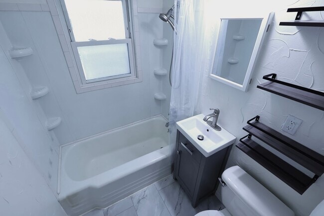 Building Photo - 843 Davies Ave