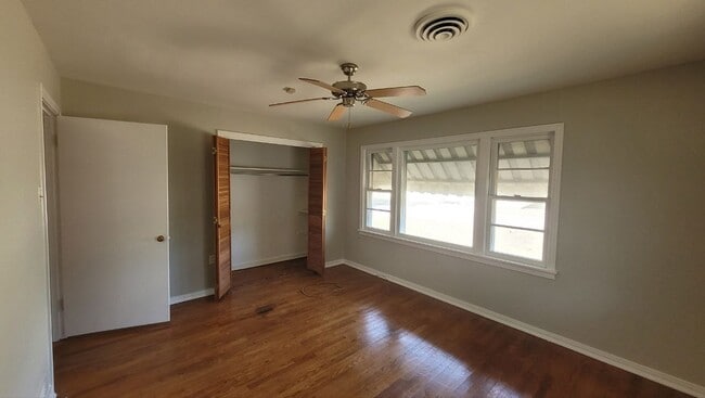 Building Photo - 1209 Look St