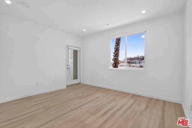 Building Photo - 360 W Ave 26