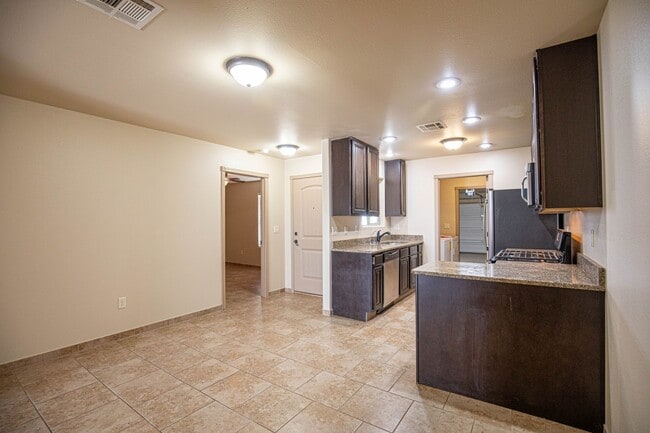 Building Photo - Cozy 3 Bed 2 Bath You've Been Looking For!