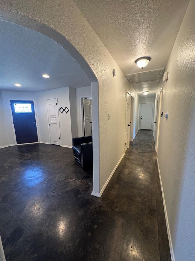 Building Photo - 1045 Hidden Hills Dr