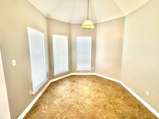 Building Photo - Spacious 3 Bedroom 2.5 With Loft Area Home...