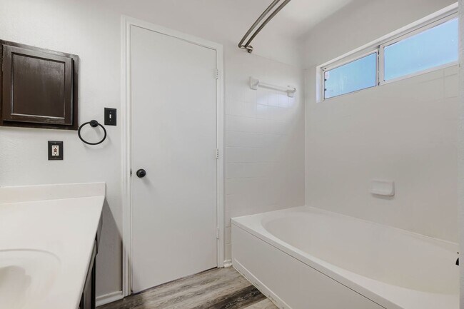 Building Photo - 5635 Midcrown Dr