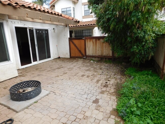 Building Photo - Escondido 3 Br Gated LOVELY Townhome 2 pat...